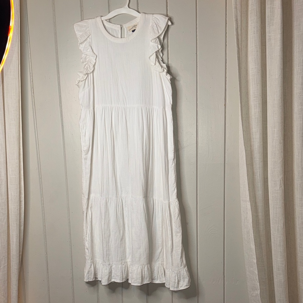 Universal Thread Ivory Sleeveless Blouse